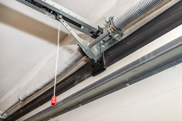 Yay gerilimi ev garaj kapısı mekanizması, içeriden görüş, zincirli korkuluk.