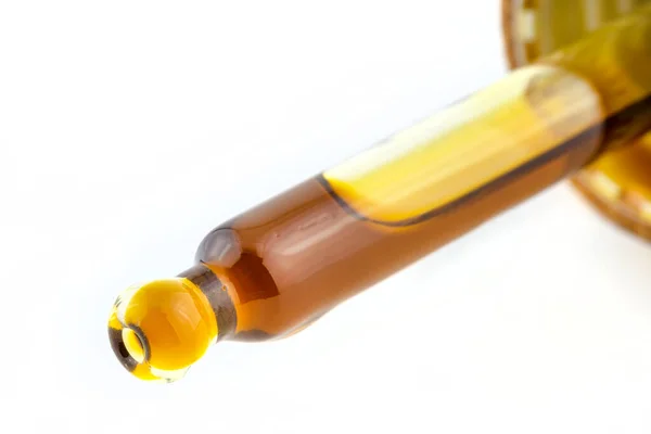Makrobild Glaspipett Och Droppe Cbd Olja Från Cannabisextrakt Isolerad Vit — Stockfoto