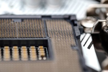 Siyah masaüstü anakartındaki işlemci için boş LGA 1200 soketinin makro görüntüsü.