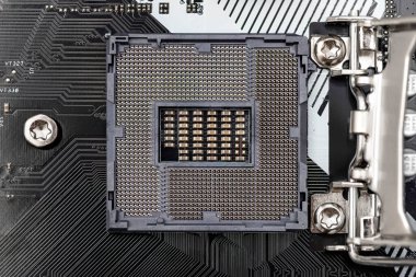Siyah masaüstü anakartındaki CPU için boş LGA 1200 soketinin en iyi makro görüntüsü.