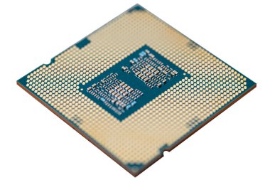 LGA 1200 prizinin altındaki modern bir işlemcinin makro fotoğrafı. Yeşil bir devre kartında, beyaz bir arka planda izole edilmiş..