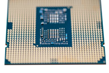 LGA 1200 prizinin altındaki modern bir işlemcinin makro fotoğrafı. Yeşil bir devre kartında, beyaz bir arka planda izole edilmiş..