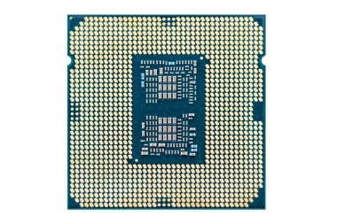 LGA 1200 prizinin altındaki modern bir işlemcinin beyaz arka planda izole edilmiş en iyi makro görüntüsü..