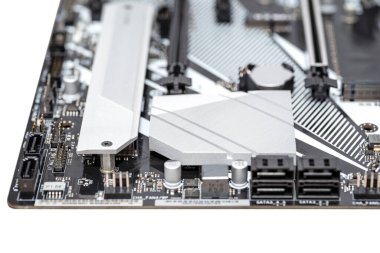 Gümüş ısı lavabosunun makro görüntüsü masaüstü bilgisayarının anakartındaki çipin ısısını dağıtıyor..