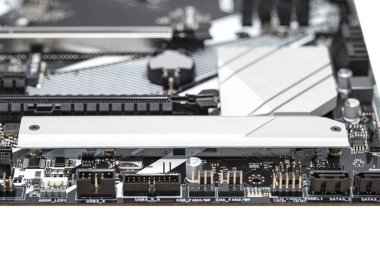 Gümüş ısı lavabosunun makro görüntüsü masaüstü bilgisayarının anakartındaki çipin ısısını dağıtıyor..