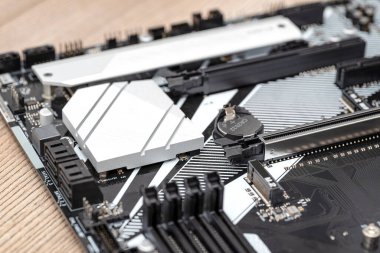 Gümüş ısı lavabosunun makro görüntüsü masaüstü bilgisayarının anakartındaki çipin ısısını dağıtıyor..