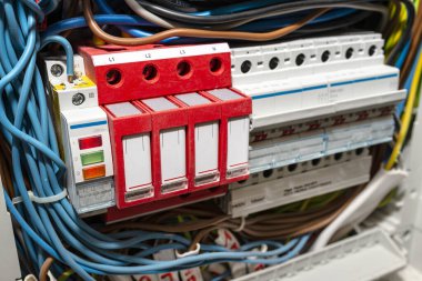 ON pozisyonunda üç aşamalı fünye ve elektrik akımları ve fırtına koruması sırasında binadaki elektrik sistemini korumak için kullanılan akım durdurucu..