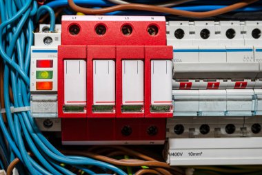 Elektrik akımları, fırtına koruması ve üç aşamalı fünye sırasında binadaki elektrik sistemini korumak için kullanılan dalga durdurucu..