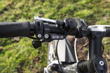 Dağ bisikleti gidonu içinde mineral yağı ve raydan çıkarıcı kolu olan hidrolik fren kolu..