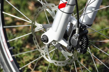 Dağ bisikletinin hidrolik ön freni bisiklet merkezi, kalibreli ve telli..