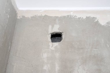 Sistemin bacasındaki yerçekimi vantilatöründen duvardaki delik..