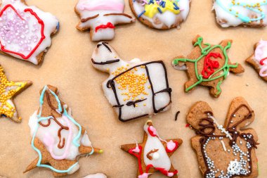 Fırın kağıdına yerleştirilmiş çeşitli şekillerde el yapımı zencefilli ekmek..