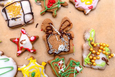 Fırın kağıdına yerleştirilmiş çeşitli şekillerde el yapımı zencefilli ekmek..