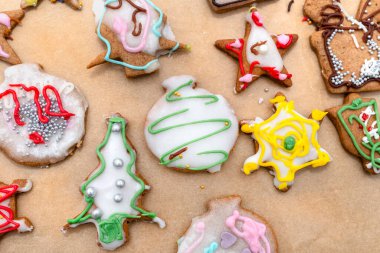 Fırın kağıdına yerleştirilmiş çeşitli şekillerde el yapımı zencefilli ekmek..