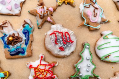 Fırın kağıdına yerleştirilmiş çeşitli şekillerde el yapımı zencefilli ekmek..