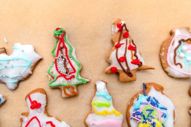 Fırın kağıdına yerleştirilmiş çeşitli şekillerde el yapımı zencefilli ekmek..