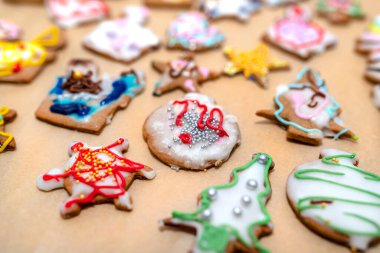 Fırın kağıdına yerleştirilmiş çeşitli şekillerde el yapımı zencefilli ekmek..