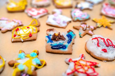 Fırın kağıdına yerleştirilmiş çeşitli şekillerde el yapımı zencefilli ekmek..