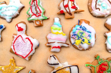 Fırın kağıdına yerleştirilmiş çeşitli şekillerde el yapımı zencefilli ekmek..