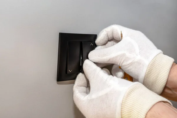 Электрик Устанавливает Черную Кнопку Рольставней Вверх Вниз Белыми Перчатками Комнате — стоковое фото