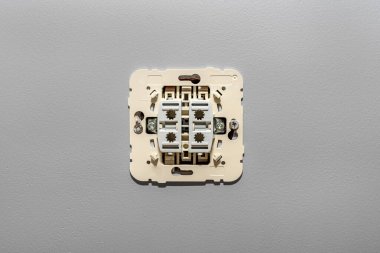 Yukarı-aşağı panjur anahtarı gri duvardaki elektrik kutusuna monte edilmiş..