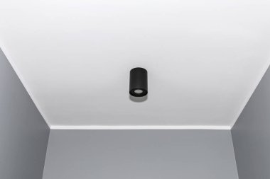 Tüp şeklinde modern LED aydınlatma, Matt siyah boya ile kaplı, tavandan asılı.