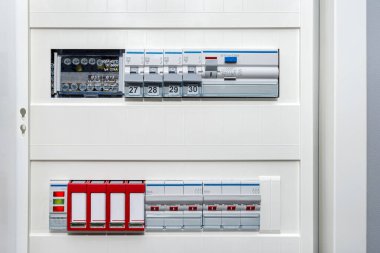 Kapalı konumda tek fazlı fitil, yerinde kalan akım cihazı ve duvardaki bir kutuya yerleştirilmiş elektrik yıldırımlarına karşı koruma için tutuklayıcıyı harekete geçir..