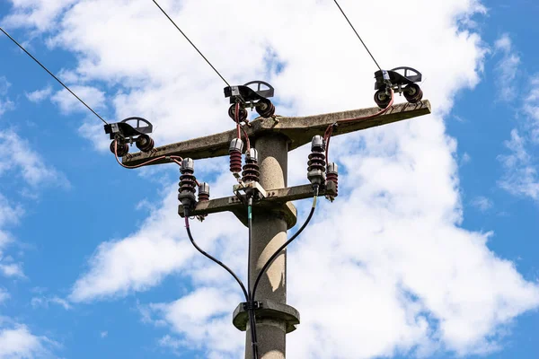 Betonový Elektrický Pól Keramickými Izolátory Napěťovými Vodiči Pozadí Modrá Obloha — Stock fotografie