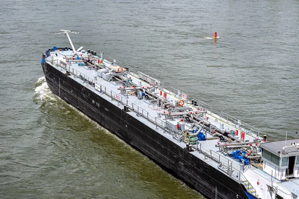 ライン川でドイツを航行する液体燃料の輸送のための大きなバージ ガソリンの輸送 トップビュー — ストック写真