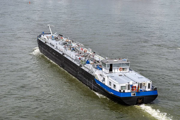 一艘大型驳船 用于运送在德国莱茵河上航行的液体燃料 天然气和汽油运输 头条新闻 — 图库照片