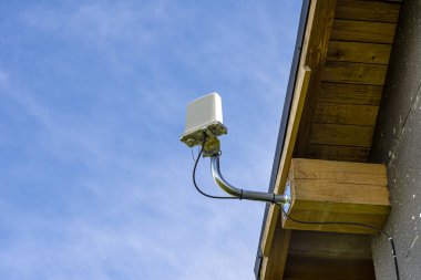 Ahşap çatı kirişine bağlı ev gezici internet için anten yükselticisi.