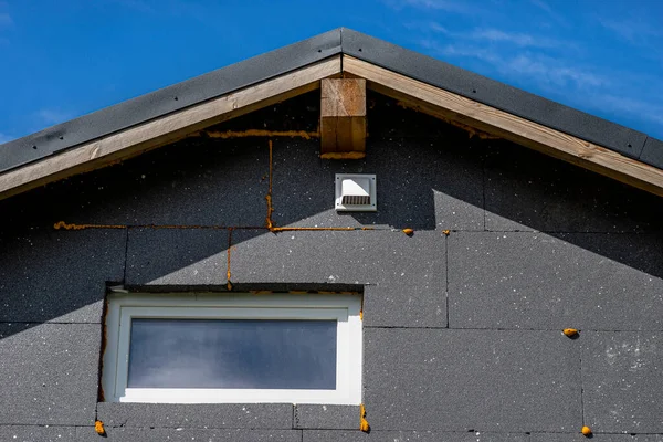 Uma Grade Ventilação Plástico Fachada Edifício Feito Poliestireno Isolante Preto — Fotografia de Stock