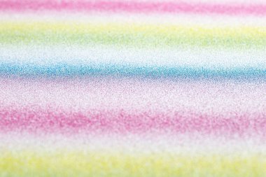 Gökkuşağının farklı renklerinde yatay çizgilerle parlayan arkaplan, bir açıdan görünüm.