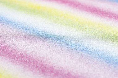 Çapraz çizgilerle kaplı arkaplan gökkuşağının farklı renklerinde, bir açıdan görünüm.