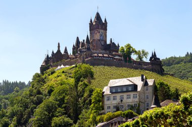 Cochem, Almanya, 13 Haziran 2021. Almanya 'nın Rhineland-Palatinate kentindeki Moselle Nehri üzerindeki Cochem adlı turistik kentin tepe kalesinin (Reichsburg Cochem) güzel manzarası.