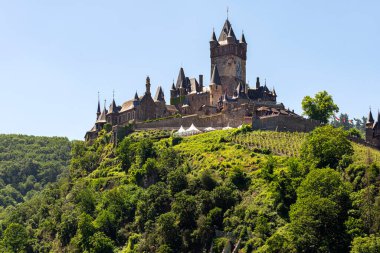 Cochem, Almanya, 13 Haziran 2021. Almanya 'nın Rhineland-Palatinate kentindeki Moselle Nehri üzerindeki Cochem adlı turistik kentin tepe kalesinin (Reichsburg Cochem) güzel manzarası.