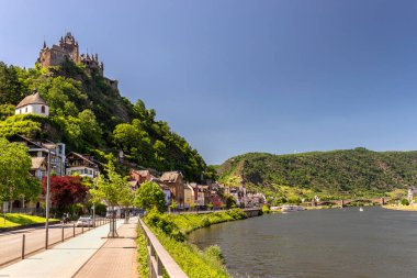Cochem, Almanya, 13 Haziran 2021. Almanya 'nın Rhineland-Palatinate kentindeki Moselle Nehri üzerindeki Cochem adlı turistik kentin (Reichsburg Cochem) tepe kalesinin (Reichsburg Cochem) güzel manzarası.