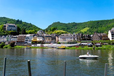Cochem, Almanya, 13 Haziran 2021. Nehir boyunca uzanan renkli binaların ve Almanya 'nın Rhineland-Palatinate kentindeki Moselle' deki eski Cochem kasabasının güzel manzarası..