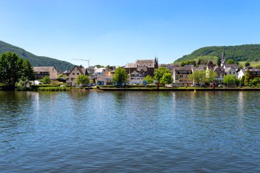 Cochem, Almanya, 13 Haziran 2021. Nehir boyunca uzanan renkli binaların ve Almanya 'nın Rhineland-Palatinate kentindeki Moselle' deki eski Cochem kasabasının güzel manzarası..