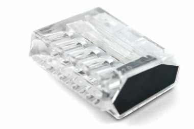 5 uçbirim kendini kilitleme bağlayıcısı beyaz arka planda izole edilmiş elektrik kabloları için sağlam kablolar.