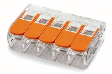 Elektrik kabloları için 5 uçbirim birleştirme bağlantısı, beyaz arkaplanda izole edilmiş.