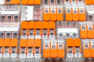 İplikler için çoklu eşleştiricilerden ve elektrik kabloları için katı iletkenlerden oluşan arkaplan.