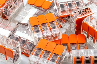 İplikler için çoklu bağlayıcılardan ve elektrik kabloları için katı iletkenlerden oluşan arka plan, beyaz arkaplanda izole edilmiş.