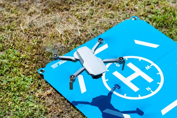 Dron Cierne Sobre Plataforma Aterrizaje Azul Hierba Las Hélices Plástico — Foto de Stock