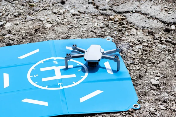 Dron Está Parado Campo Aterrizaje Azul Rocas Las Hélices Plástico — Foto de Stock