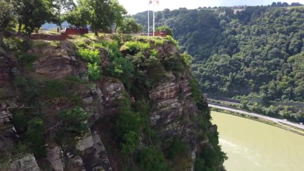 ドイツのライン川の崖から離れた無人機からのビデオ川の両側に見える道路 — ストック動画