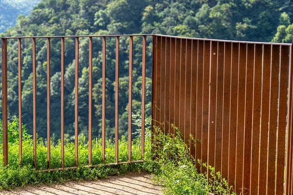 Cerca Metal Enferrujado Borda Vale Rio Árvores Visíveis Nas Colinas — Fotografia de Stock