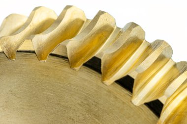 Beyaz arka planda izole edilmiş yeni, parlak bakır bir teçhizatın makro fotoğrafı..