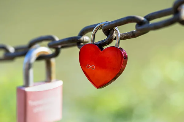 Cadenas Rouge Forme Coeur Accroché Une Chaîne Gravée Signe Infini — Photo