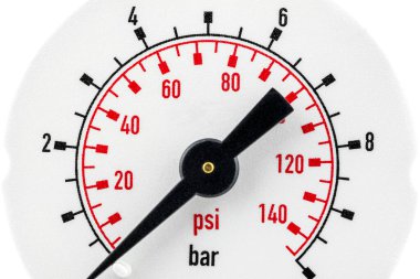 Basınç göstergesi ölçeğinin makro fotoğrafı, beyaz arkaplanda izole edilmiş 0 PSI BAR. basınç gösteriyor..